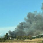 Roma vasto incendio a Maccarese in azione vigili fuoco ed elicottero