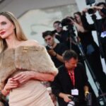 Venezia 81 Angelina Jolie si commuove per la standing ovation e cerca labbraccio di Favino Video