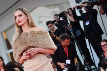 Venezia 81 Angelina Jolie si commuove per la standing ovation e cerca labbraccio di Favino Video