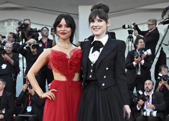 Venezia 81 questo dolce momento tra Winona Ryder e Jenna Ortega e una lezione tra generazioni Video