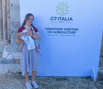 Al G7 lospite piu giovane la mamma con il figlio di 4 mesi