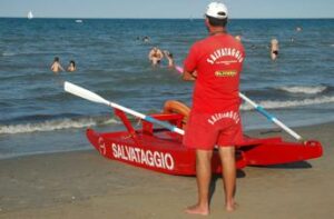 Bagnino si tuffa e salva turista ma la Capitaneria lo multa