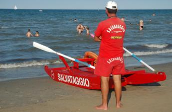 Bagnino si tuffa e salva turista ma la Capitaneria lo multa