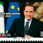 Berlusconi un francobollo in ricordo del Cav ritratto tra bandiere Italia e Ue