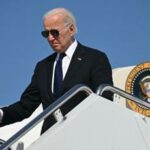 Biden e la foto a sorpresa ecco il cappellino di Trump