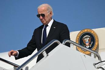 Biden e la foto a sorpresa ecco il cappellino di Trump