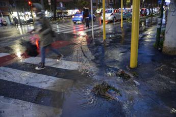 Bomba dacqua nella notte su Roma tempesta di fulmini e strade allagate Video