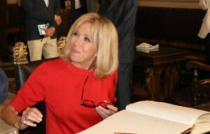 Brigitte Macron e trans ora dovranno pagare 8mila euro