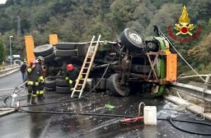 Camion si ribalta e va a fuoco a Udine morto il conducente