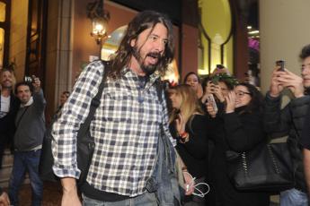 Dave Grohl ancora papa di una bambina ma la madre non e sua moglie