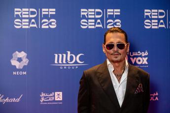 Denti nuovi per Johnny Depp il nuovo look dellattore alle Bahamas Video