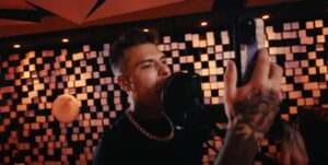 Fedez un rap contro Tony Effe Infame scrivevi a mia moglie mentre mi abbracciavi