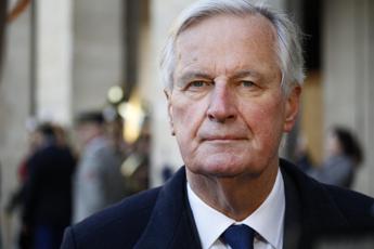 Francia Macron nomina premier Barnier