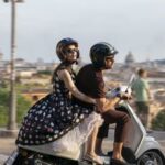 Il cast di Emily in Paris 4 I nuovi episodi in Vespa come in Vacanze Romane