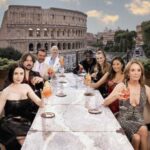 Il cast di Emily in Paris a Roma brindisi e foto di rito al Colosseo