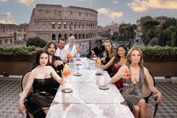 Il cast di Emily in Paris a Roma brindisi e foto di rito al Colosseo