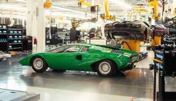 Lamborghini 50 anni dopo la Countach torna sulle linee di produzione di SantAgata