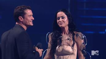 MTV VMAs Orlando Bloom premia la compagna Katy Perry tutti pazzi per la dedica damore Video