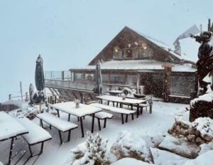 Maltempo neve di settembre sulle Dolomiti il paesaggio e da favola Video