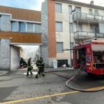 Milano incendio in un capannone occupato da senzatetto