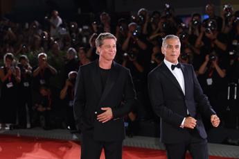 Mostra del cinema Venezia ai piedi di Brad Pitt e George Clooney