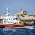 Naufragio a largo di Lampedusa barca si ribalta 21 dispersi anche 3 bimbi