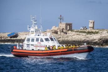 Naufragio a largo di Lampedusa barca si ribalta 21 dispersi anche 3 bimbi