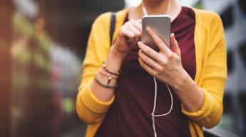 Stop a cellulari in classe Valditara In 50mila non vanno a scuola per colpa dei social