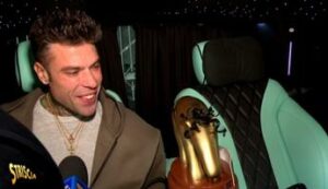 Striscia la Notizia Tapiro doro riccioluto a Fedez dopo il dissing con Tony Effe