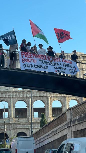 Terrorista e Israele blitz Collettivi al Colosseo a sostegno palestinesi arrestati