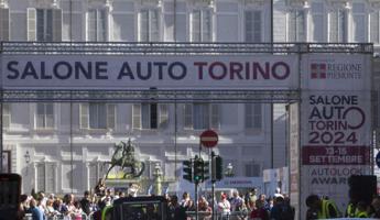 Torino auto da rally sulla folla in piazza San Carlo 5 in ospedale