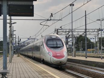 Treni circolazione rallentata su Roma ritardi fino a unora per lAlta velocita