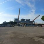 Abbattute le vecchie ciminiere della centrale elettrica di Piombino