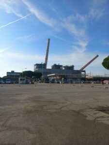 Abbattute le vecchie ciminiere della centrale elettrica di Piombino