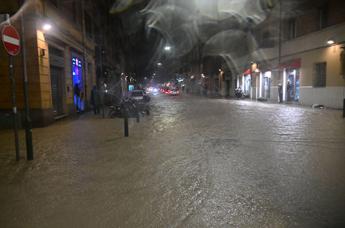 Alluvione a Bologna consegne dei rider sotto il diluvio esposto alla Procura