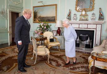 Boris Johnson e la rivelazione sulla regina Elisabetta II Aveva un cancro alle ossa