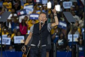 Bruce Springsteen sul palco per Kamala Harris Trump corre per diventare tiranno Video