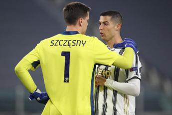 Cristiano Ronaldo e la battuta a Szczesny Ti sei dovuto ritirare per andare in un grande club Video