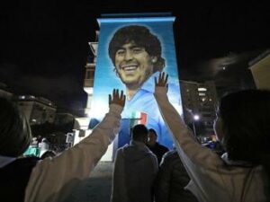 Dal murales alla processione Napoli omaggia Maradona per i 64 anni dalla nascita