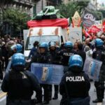 G7 Difesa Napoli scontri tra i manifestanti e la polizia al corteo bottiglie e lacrimogeni