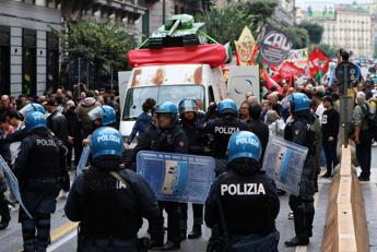 G7 Difesa Napoli scontri tra i manifestanti e la polizia al corteo bottiglie e lacrimogeni