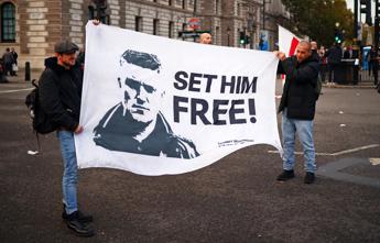 Gb condannato a 18 mesi lattivista di estrema destra Tommy Robinson