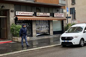 Il complice la serranda le forbiciate del titolare come e morto il rapinatore ucciso a Milano