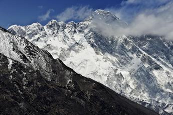 Il monte Everest diventa ancora piu alto lo studio a sorpresa