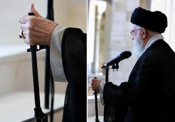 Iran Khamenei e il sermone con il fucile non e la prima volta Video