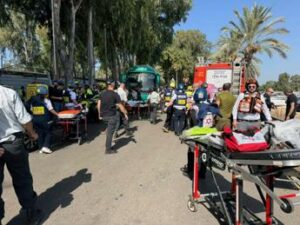 Israele camion su persone a fermata autobus vicino Tel Aviv decine di feriti