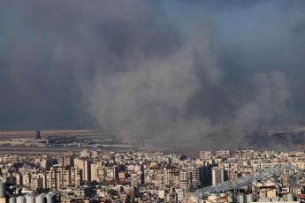 Libano raid Israele su Beirut colpito deposito sotterraneo armi Hezbollah