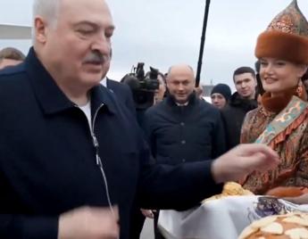 Lukashenko i dolci e la dieta Solo un assaggino. Video