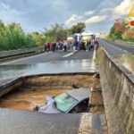 Maltempo Calabria auto in un cratere a Lamezia Terme passeggeri in salvo