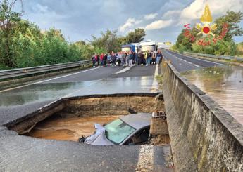 Maltempo Calabria auto in un cratere a Lamezia Terme passeggeri in salvo